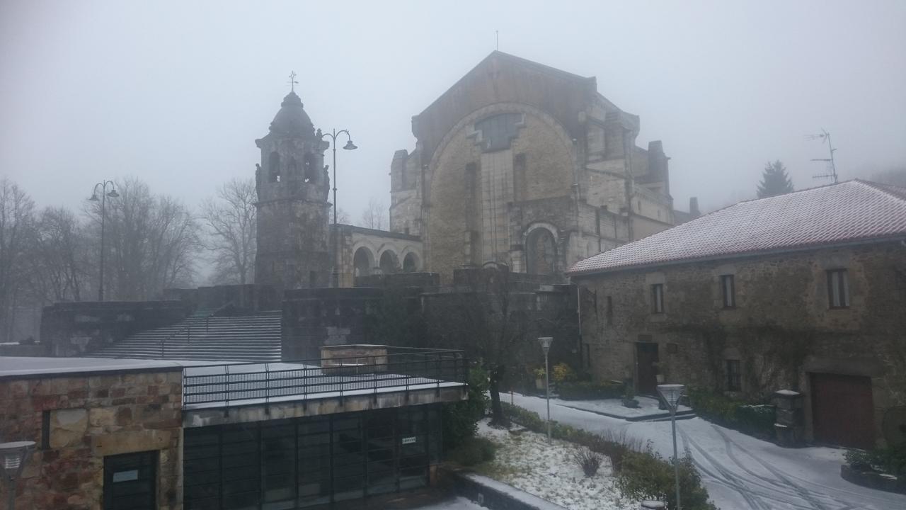 Hotel Santuario Urkiola - Lagunetxea Urquiola Bagian luar foto