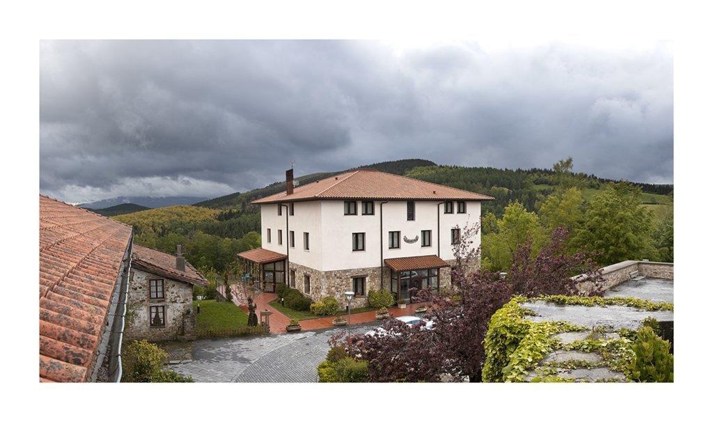 Hotel Santuario Urkiola - Lagunetxea Urquiola Bagian luar foto